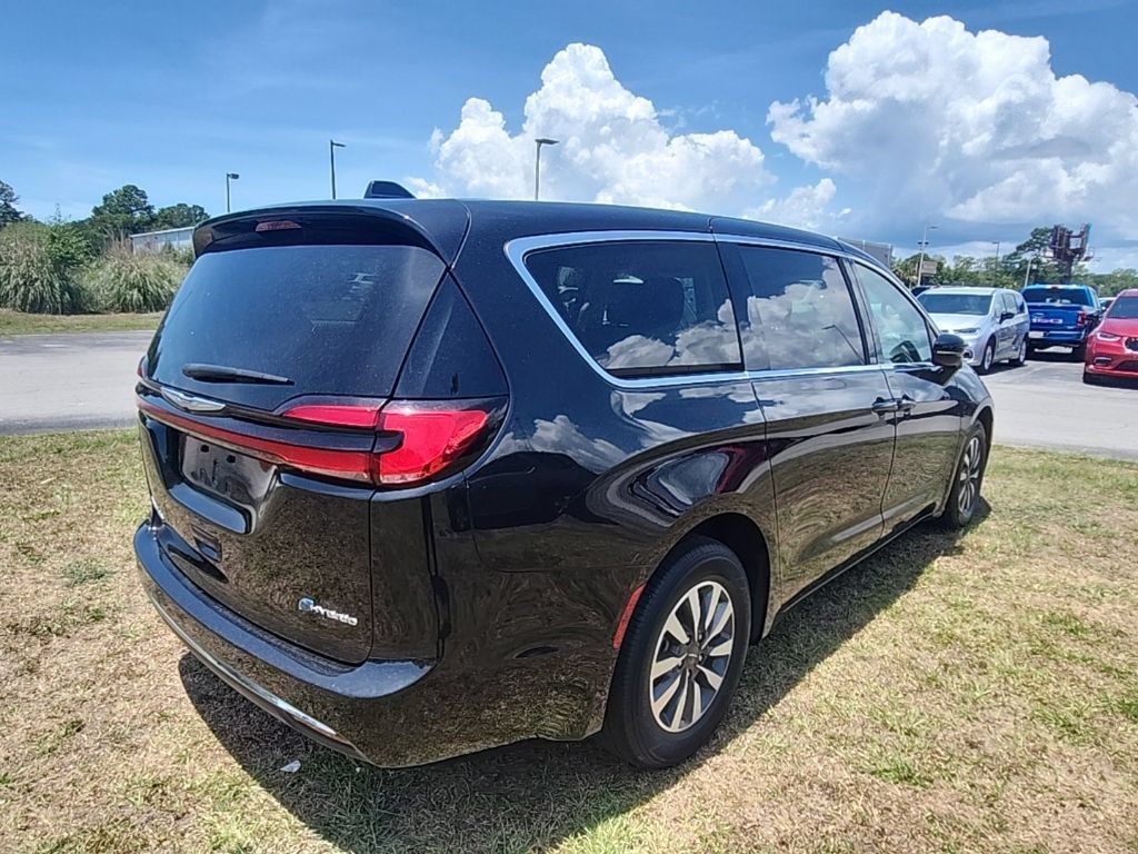 Used 2024 Chrysler Pacifica Limited FWD image 31