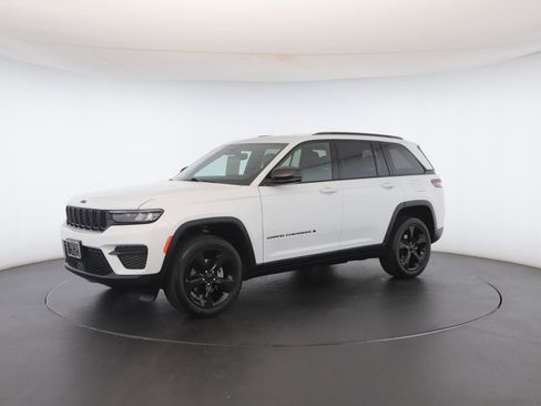 Used 2023 Jeep Grand Cherokee Altitude image 41