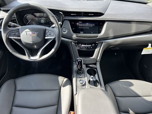 New 2025 Cadillac XT6 Luxury image 14