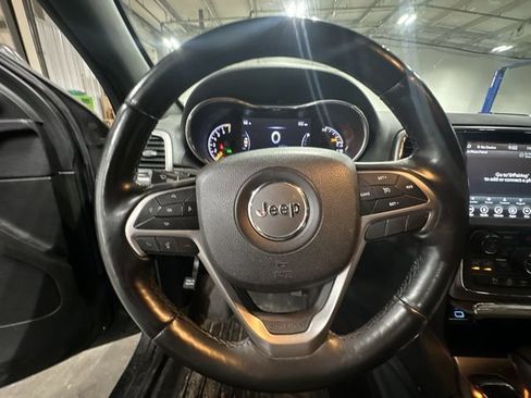 Used 2018 Jeep Grand Cherokee Altitude AWD/4WD image 15