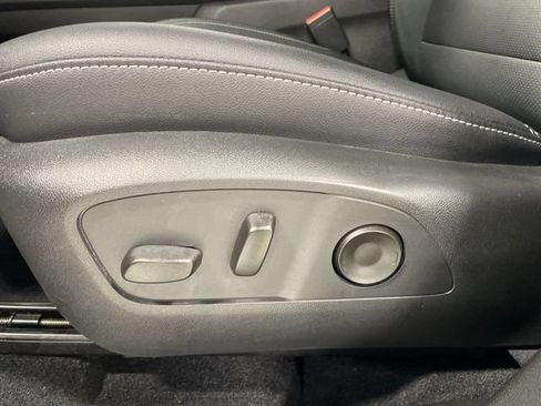 Used 2025 Chevrolet Traverse LT AWD/4WD image 12