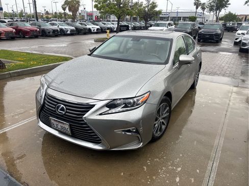 Used 2016 Lexus ES 300h w/ Navigation System Package FWD image 2