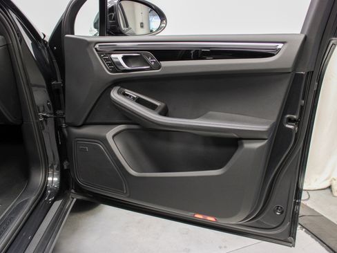 Certified 2025 Porsche Macan image 32