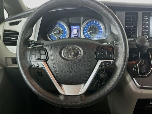 Used 2019 Toyota Sienna LE AWD/4WD image 18