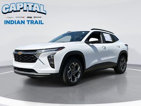 Used 2026 Chevrolet Trax LT w/ Sunroof Package FWD image 1