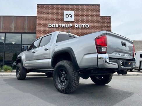Used 2018 Toyota Tacoma TRD Off-Road AWD/4WD image 4