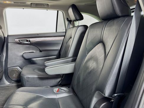 Used 2021 Toyota Highlander Platinum image 12