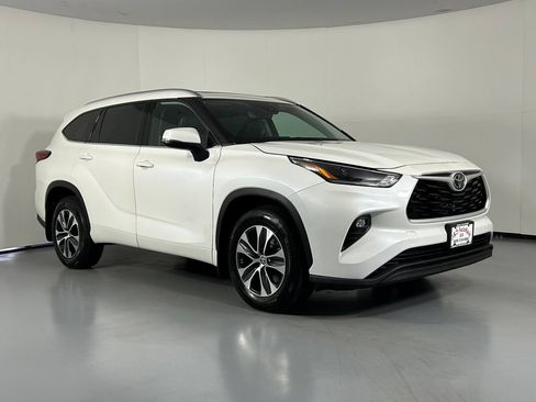 Used 2021 Toyota Highlander XLE AWD/4WD image 1