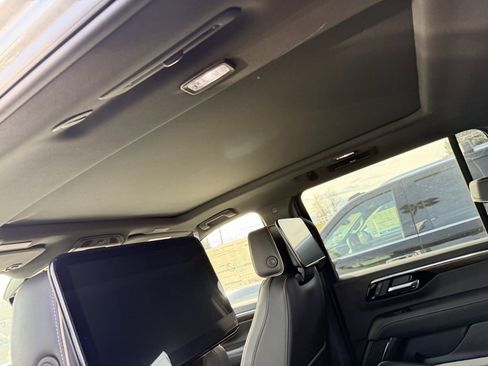 New 2026 Chevrolet Suburban Premier image 33