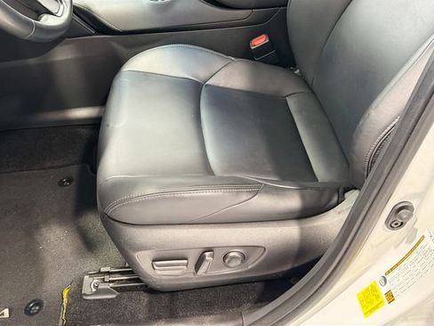 Used 2023 Toyota Venza XLE AWD/4WD image 16