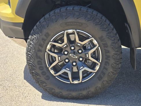 Used 2024 Chevrolet Colorado ZR2 w/ Technology Package AWD/4WD image 13