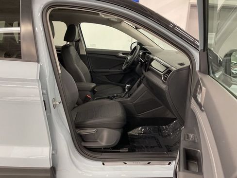 Used 2025 Volkswagen Taos SE AWD/4WD image 11