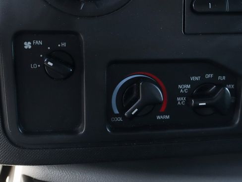 Used 2016 Ford E-350 and Econoline 350 Super Duty image 28