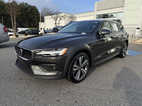 Used 2025 Volvo V60 B5 Cross Country Plus image 5