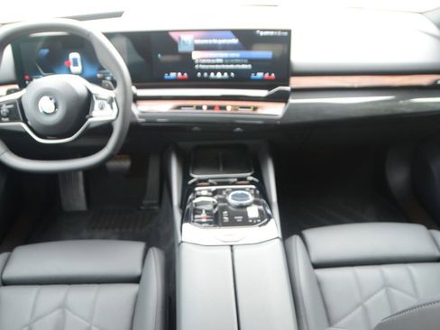 Used 2025 BMW 540i xDrive w/ Premium Package image 17