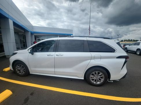 Used 2023 Toyota Sienna XLE w/ XLE Plus Package AWD/4WD image 4