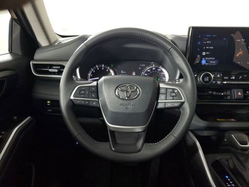 Used 2025 Toyota Highlander XLE image 16