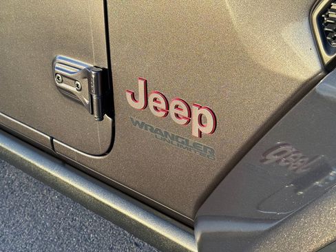 Used 2018 Jeep Wrangler Unlimited Rubicon w/ Dual Top Group image 16