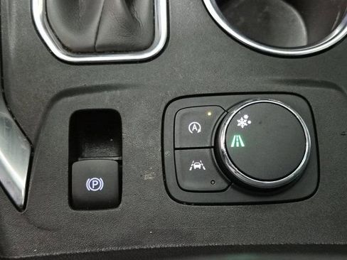 Used 2022 Chevrolet Traverse LT image 34