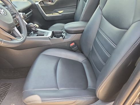 Used 2020 Toyota RAV4 XLE Premium FWD image 15