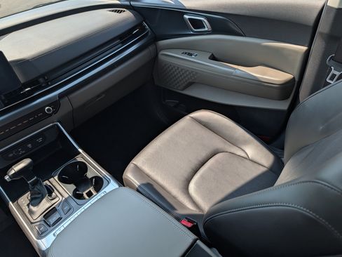 Certified 2026 Kia Carnival FWD image 11