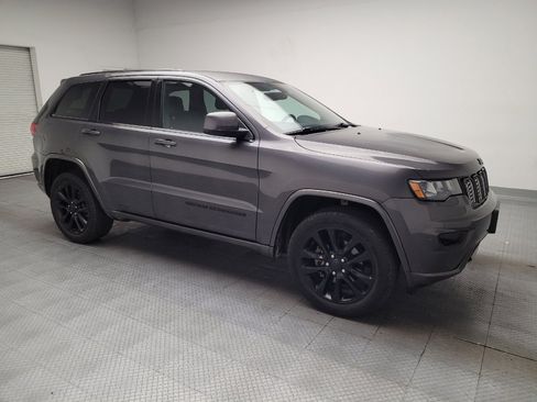 Used 2017 Jeep Grand Cherokee Altitude RWD image 11