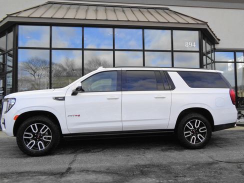 Used 2023 GMC Yukon XL AT4 w/ Technology Package image 8