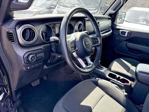 Used 2022 Jeep Wrangler Unlimited Rubicon 4xe w/ Cold Weather Group AWD/4WD image 10