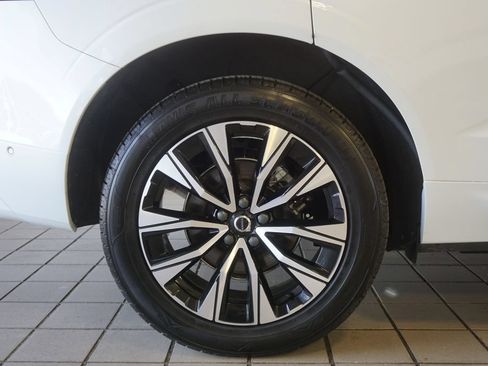 Used 2024 Volvo XC60 B5 Plus AWD/4WD image 34