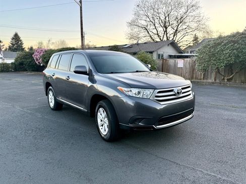 Used 2013 Toyota Highlander 4WD w/ Cold Weather Pkg image 2