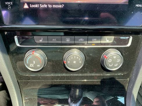 Used 2018 Volkswagen Golf 4-Door FWD image 30