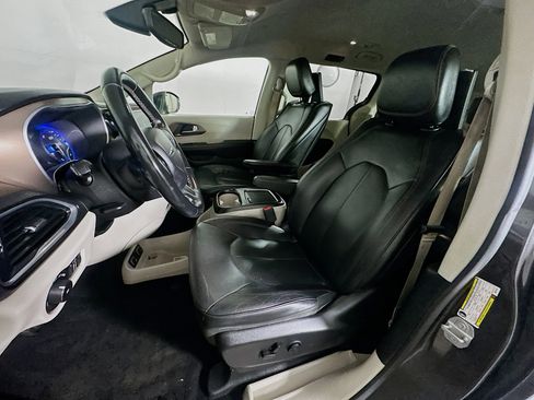 Used 2018 Chrysler Pacifica Touring-L Plus image 13