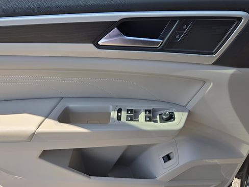 Used 2022 Volkswagen Atlas SE w/ Black Wheel Package image 9