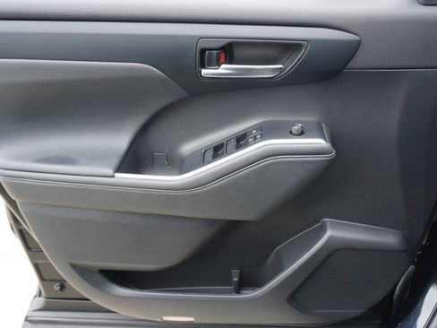 Used 2022 Toyota Highlander XLE FWD image 21
