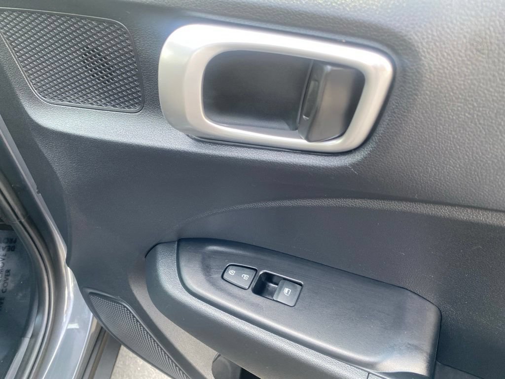 Used 2025 Hyundai Venue SEL FWD image 35
