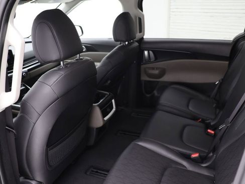 Used 2025 Kia Carnival image 10