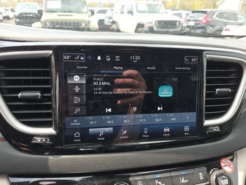 Used 2024 Chrysler Pacifica Touring-L image 16