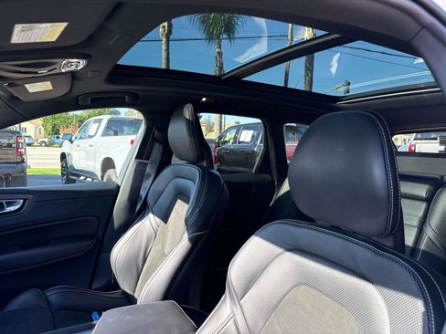 Used 2018 Volvo XC60 T8 R-Design w/ Convenience Package image 28