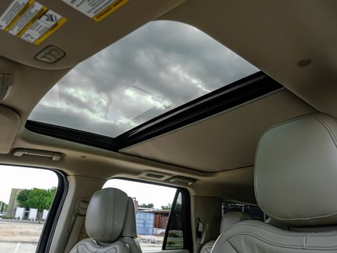 Used 2020 Lincoln Navigator L Reserve w/ Equipment Group 208A Reserve AWD/4WD image 5