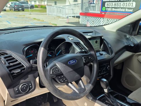 Used 2017 Ford Escape SE w/ Equipment Group 201A FWD image 12