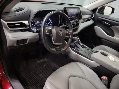 Used 2022 Toyota Highlander XLE AWD/4WD image 13