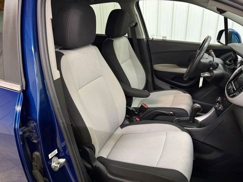 Used 2020 Chevrolet Trax LT w/ LPO, Protection Package AWD/4WD image 26
