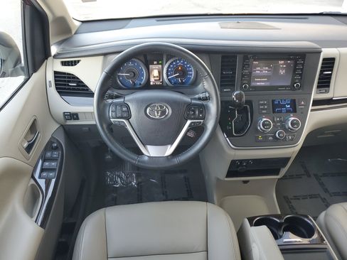 Used 2020 Toyota Sienna XLE image 22