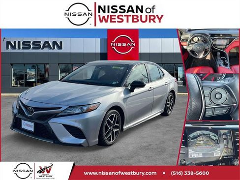 Used 2018 Toyota Camry XSE image 1