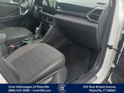 Certified 2025 Volkswagen Taos SE image 43