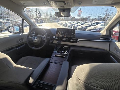 Certified 2024 Toyota Sienna LE image 14