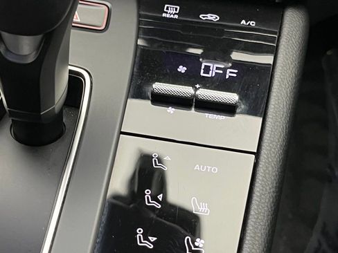 Used 2025 Porsche Macan image 19