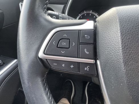 Used 2023 Toyota Highlander XLE image 11