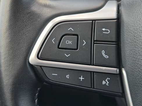 Used 2025 Toyota Highlander LE FWD image 23