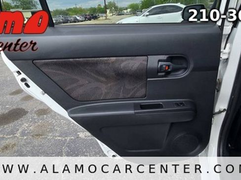 Used 2014 Scion xB FWD image 28